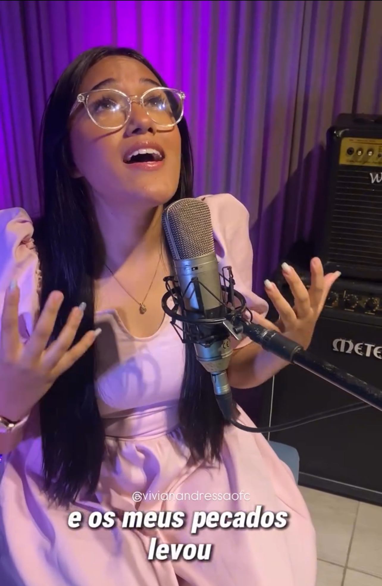 Vivian Andressa cantando